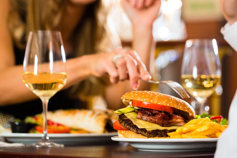 vin blanc et burger de volaille